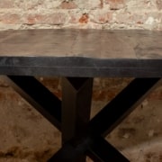 Eettafel zwart dik blad rond detail