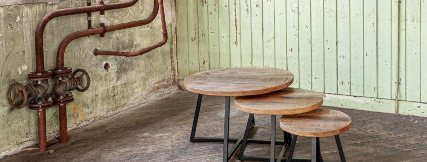 Driedelige salontafelset van mangohouten met een metalen u vorm frame